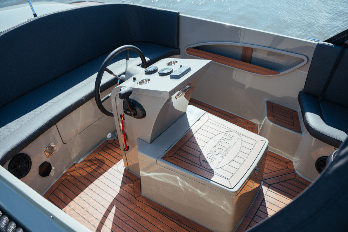 Lifestyle 650 Tender, stuurstand met houten dek