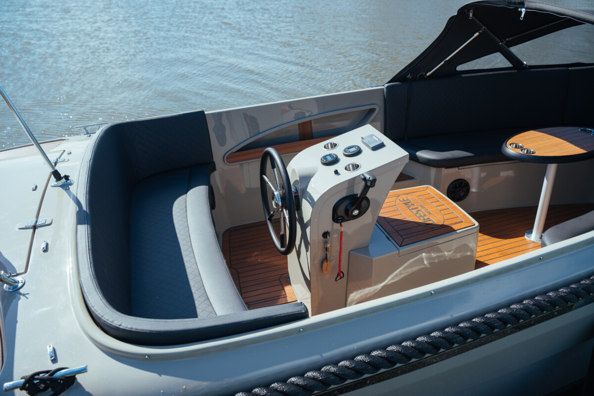 Lifestyle 650 Tender, stuurstand met stoelen en tafel
