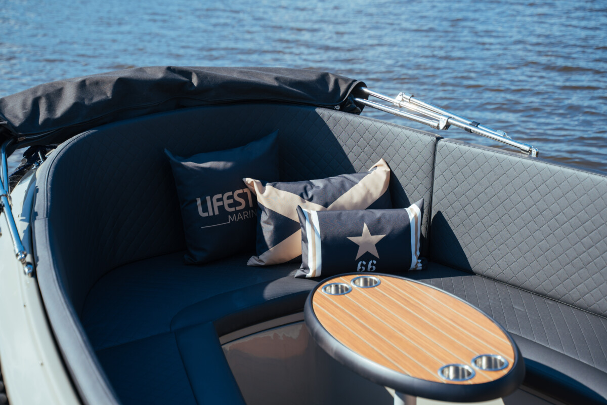 Lifestyle 650 Tender, zitbank met kussens en tafel