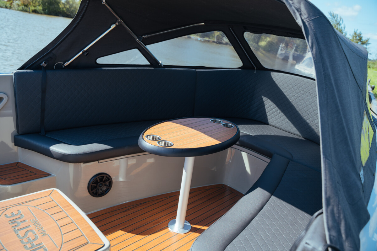 Lifestyle 650 Tender, zitbank met tafel aan boord