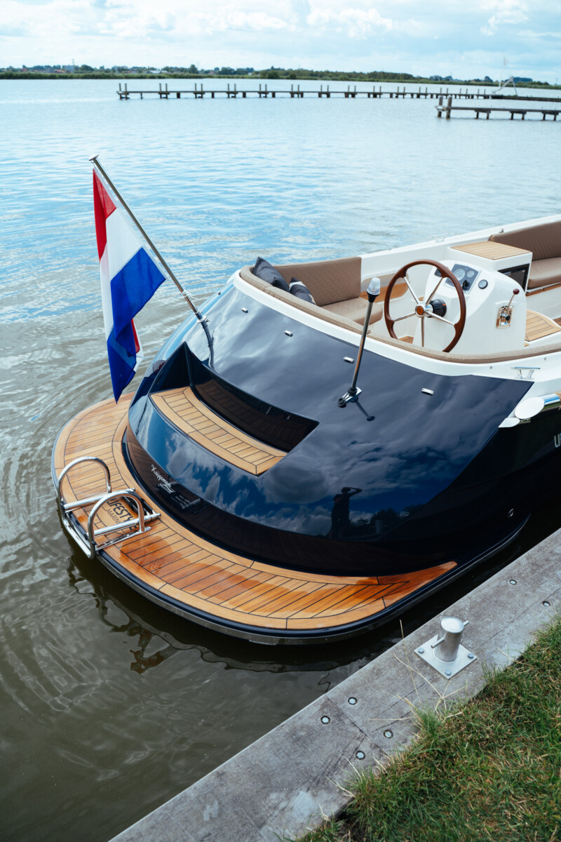 Lifestyle 700 Tender, achtersteven boot met nederlandse vlag