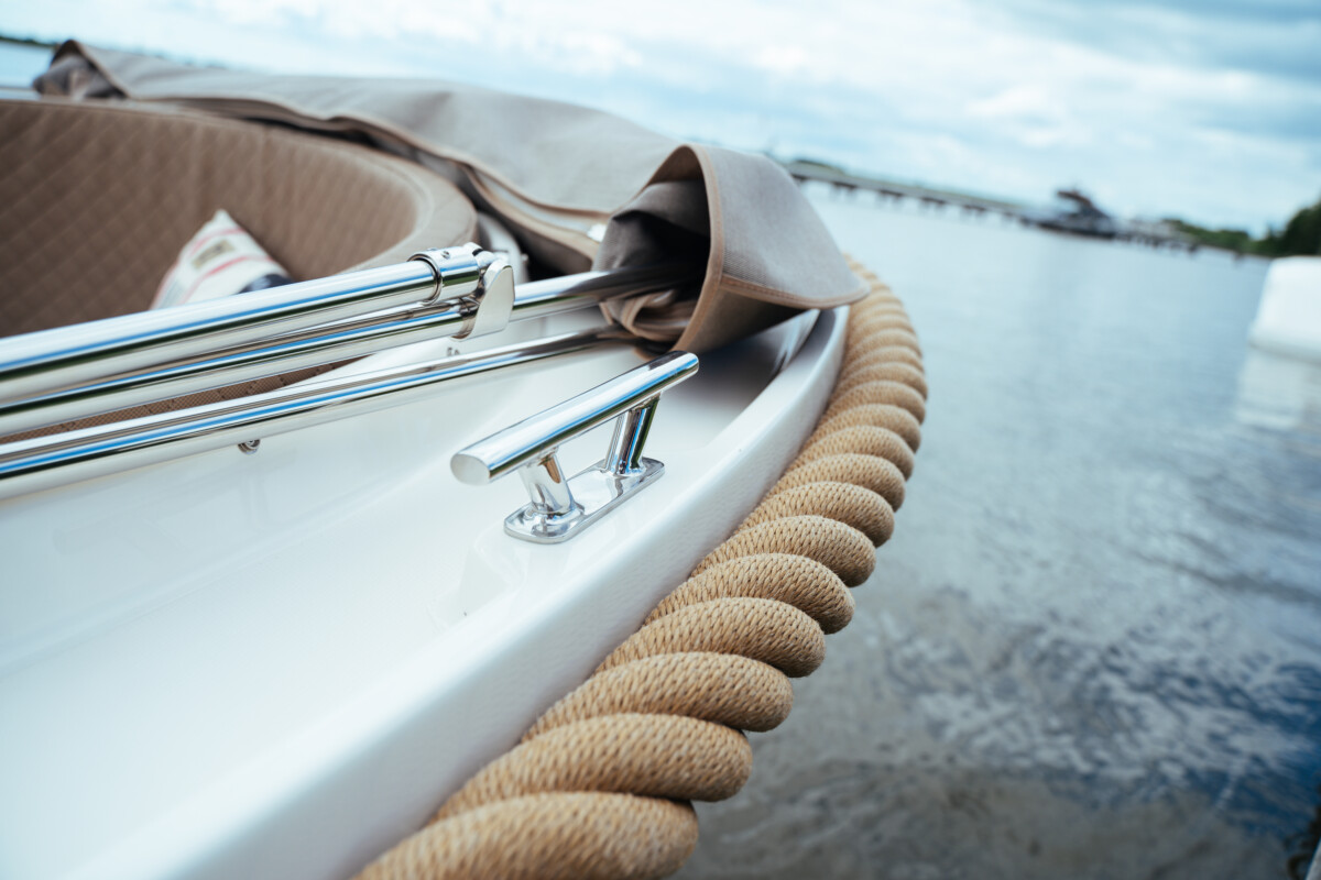 Lifestyle 700 Tender, boeg met meertouw en cleat