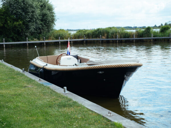 Lifestyle 700 Tender, boot afgemeerd aan steiger