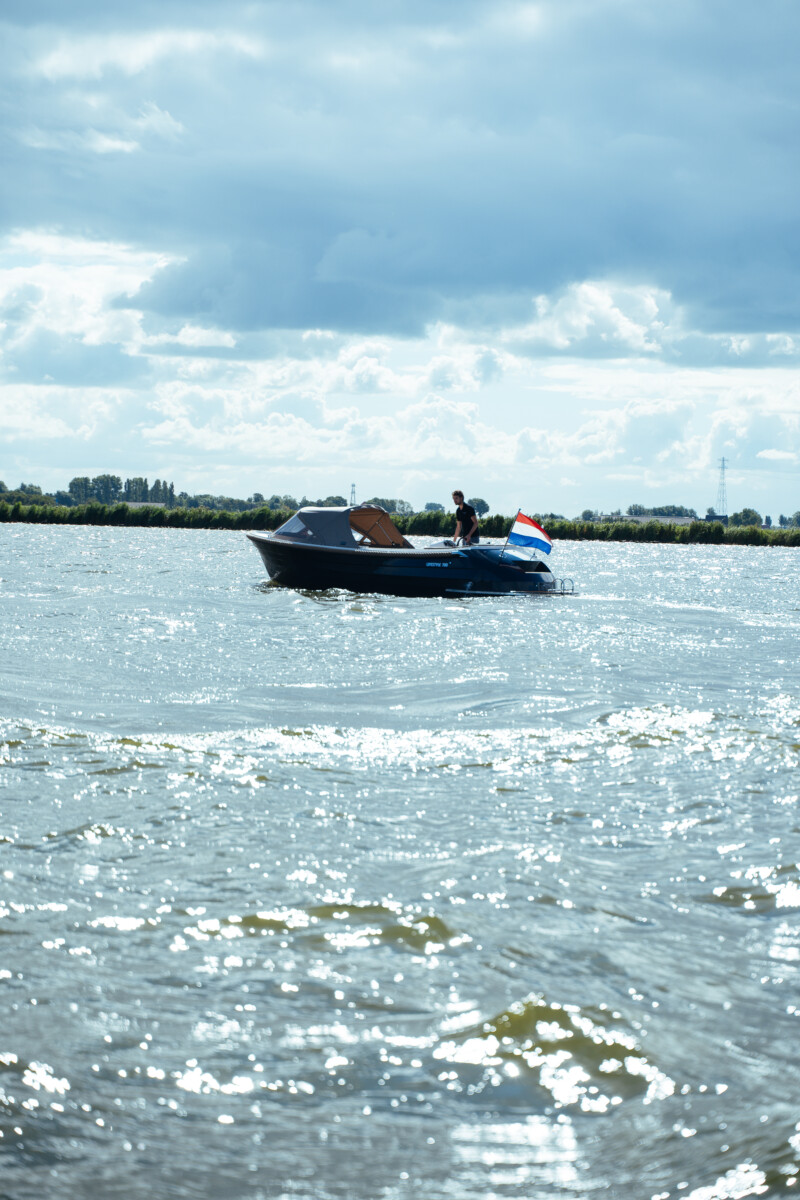 Lifestyle 700 Tender, boot varend op water