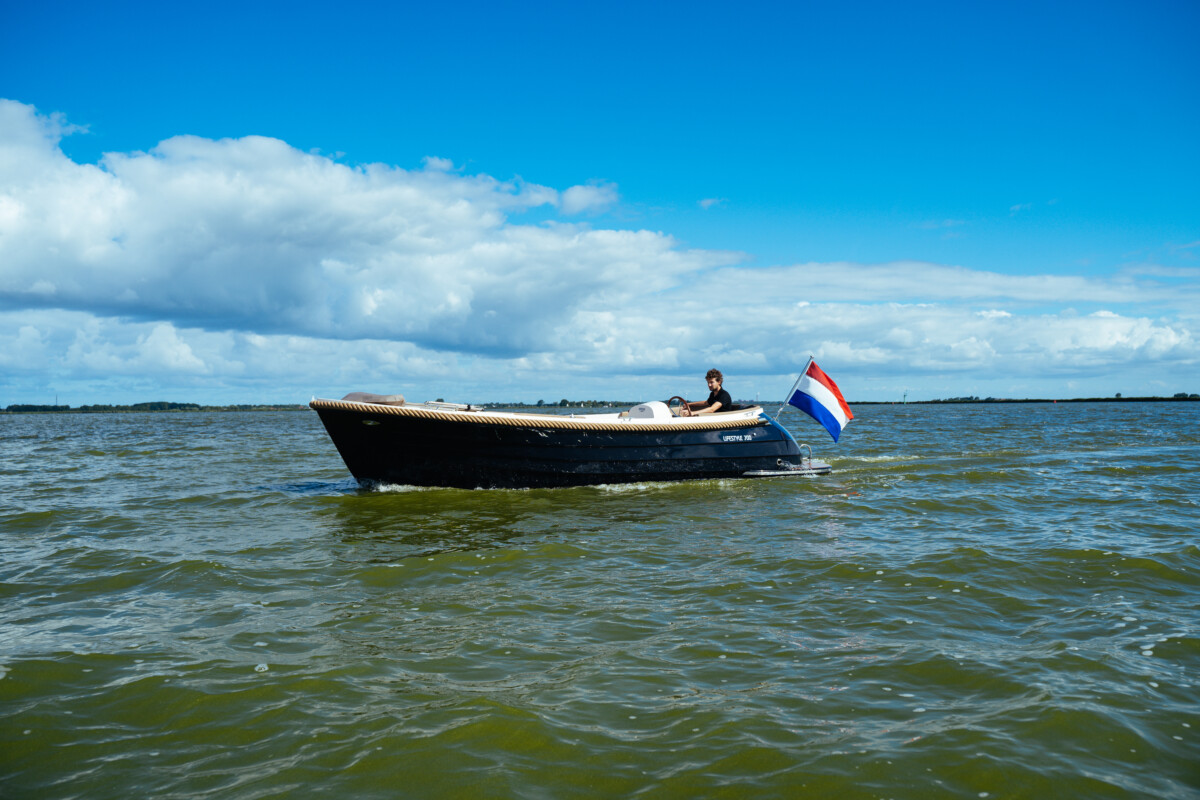 Lifestyle 700 Tender, boot varend op water