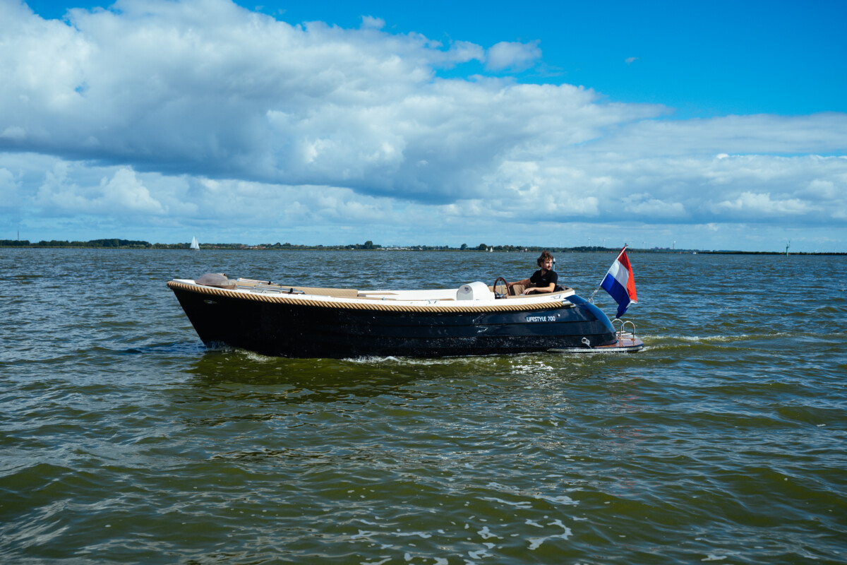 Lifestyle 700 Tender, boot varend op water