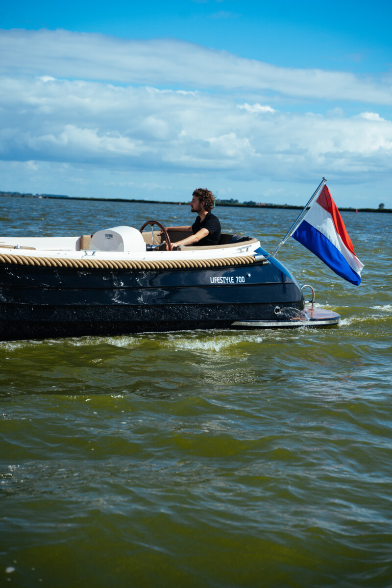 Lifestyle 700 Tender, boot varend op water