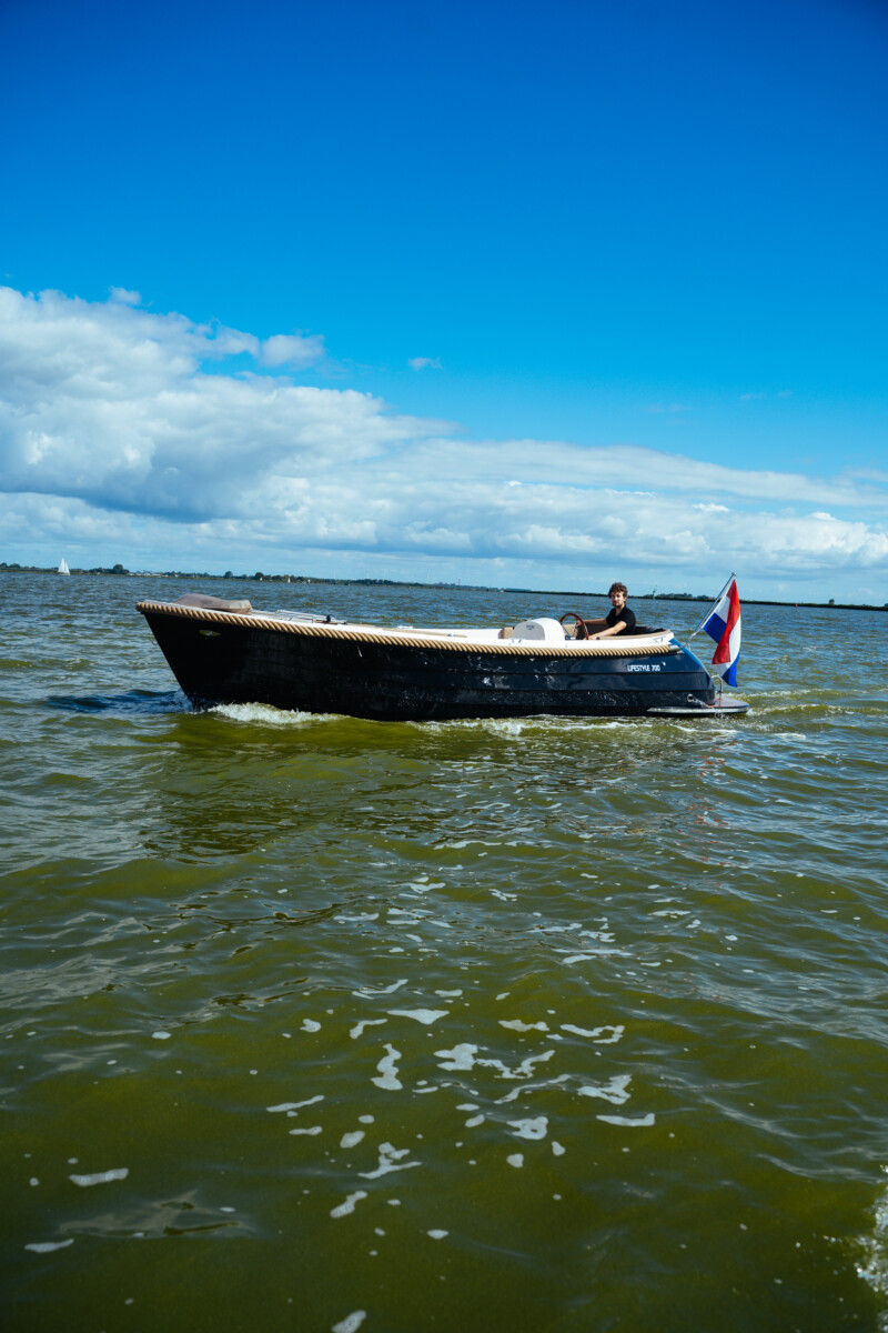 Lifestyle 700 Tender, boot varend op water