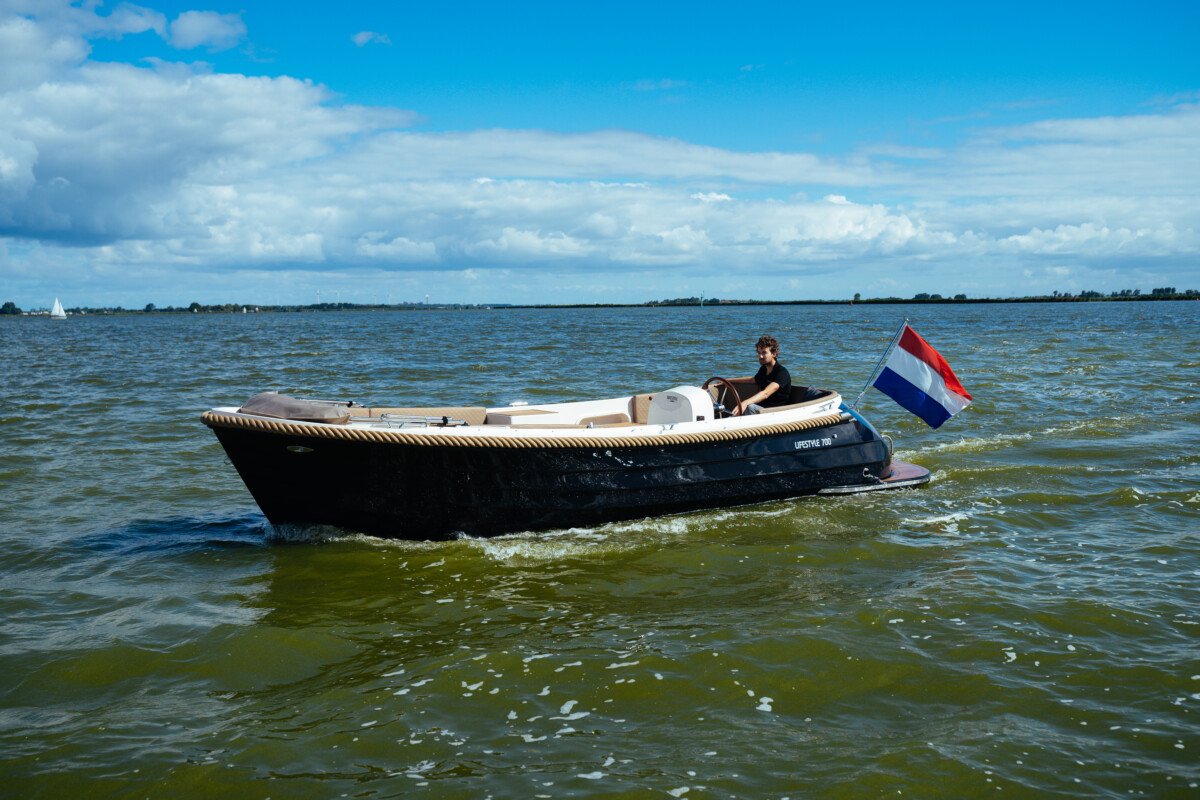 Lifestyle 700 Tender, boot varend op water