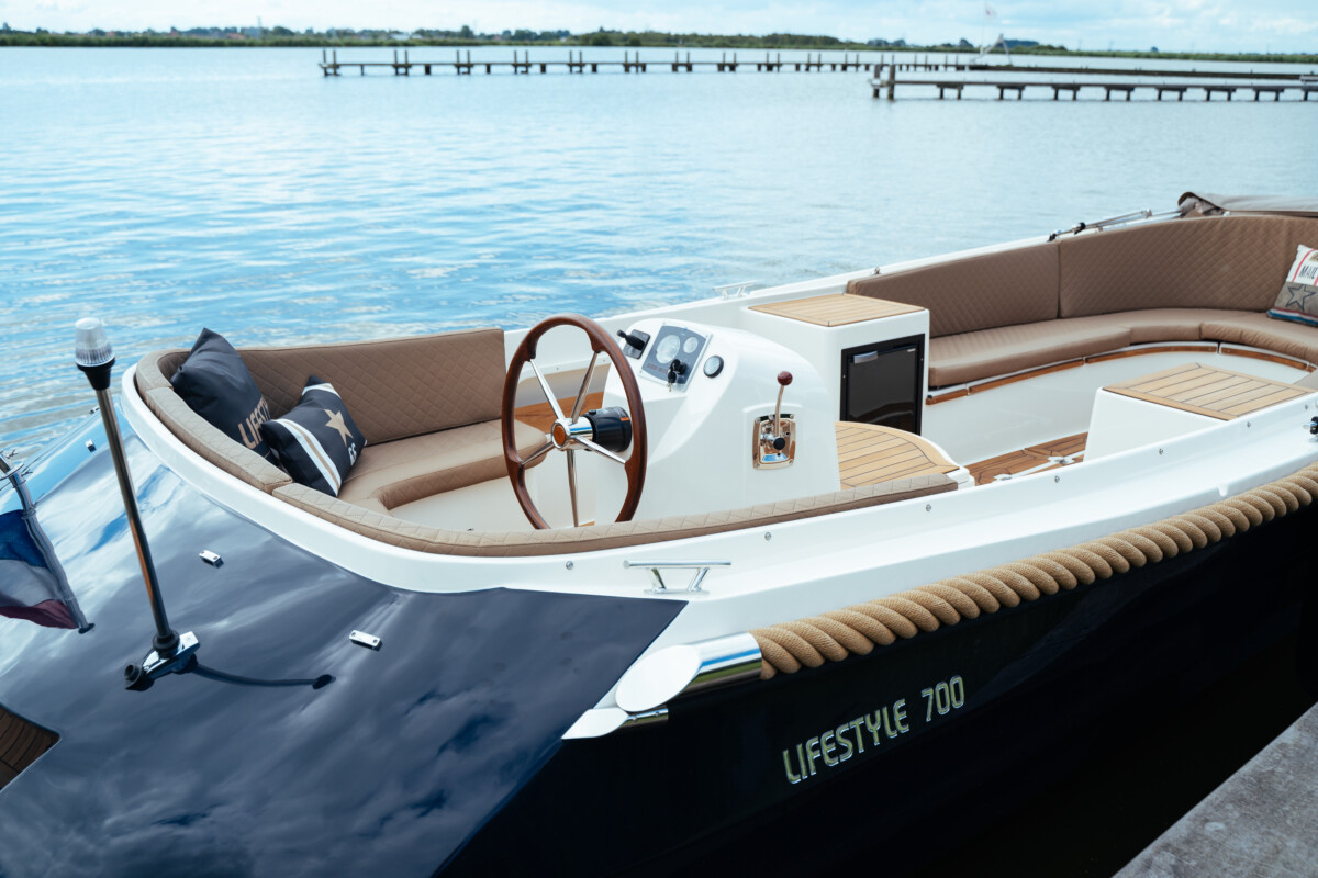 Lifestyle 700 Tender, cockpit met stuurwiel en kussens