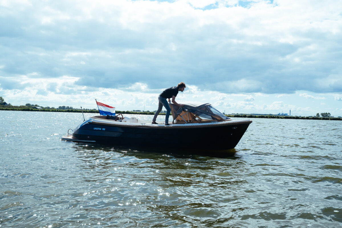 Lifestyle 700 Tender, man werkt aan boot