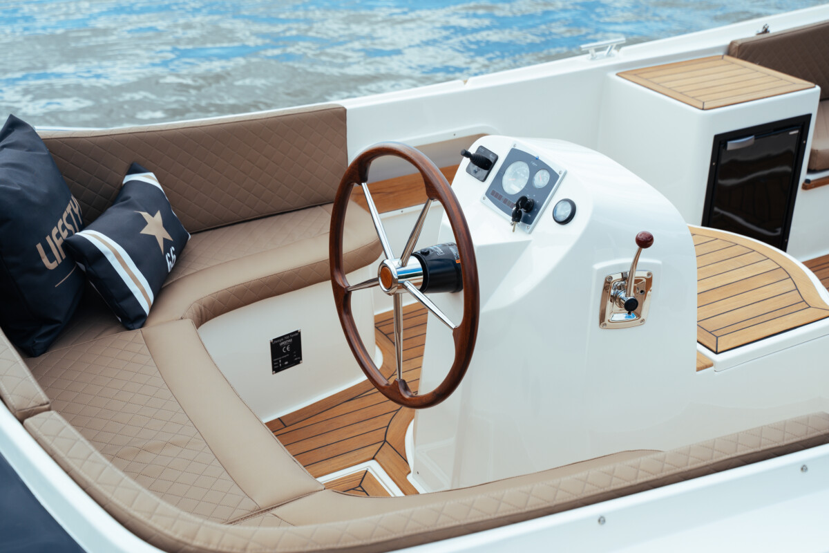 Lifestyle 700 Tender, stuurstand met kussens en bank