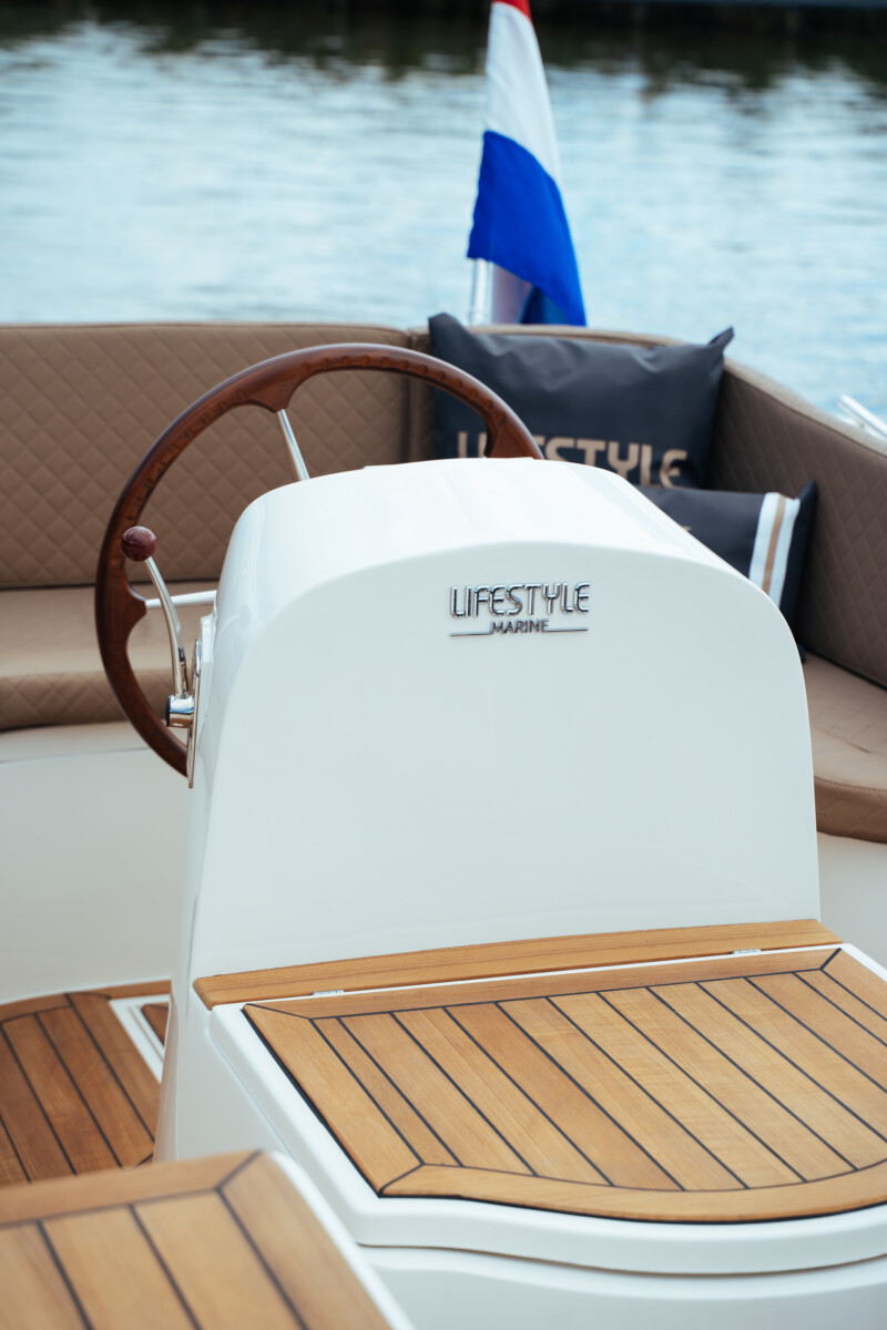 Lifestyle 700 Tender, stuurwiel en dashboard boot