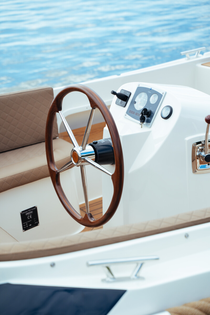 Lifestyle 700 Tender, stuurwiel en dashboard boot