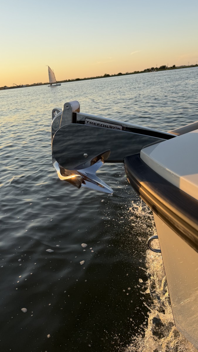 Lifestyle 727 Tender, anker op boot met zeilboot