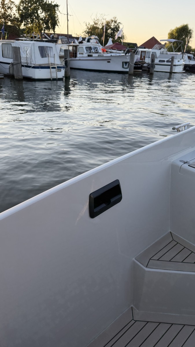 Lifestyle 727 Tender, boot achterdek met jachthaven
