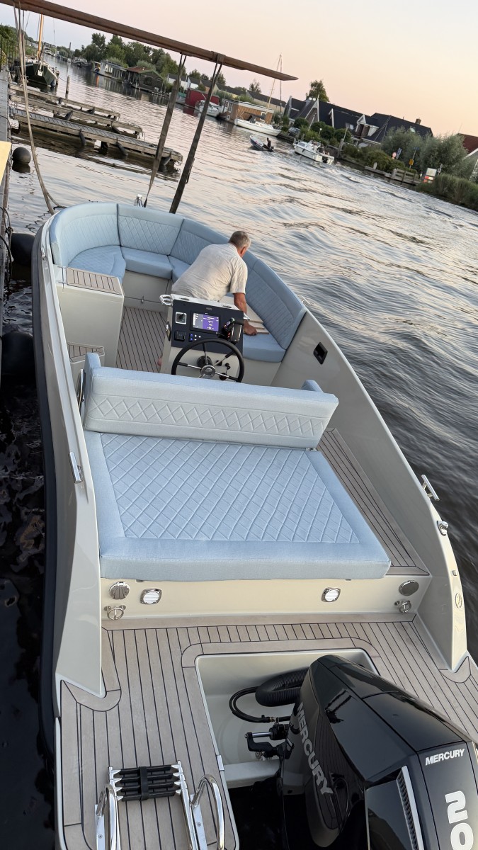 Lifestyle 727 Tender, boot met zitbanken bij dok