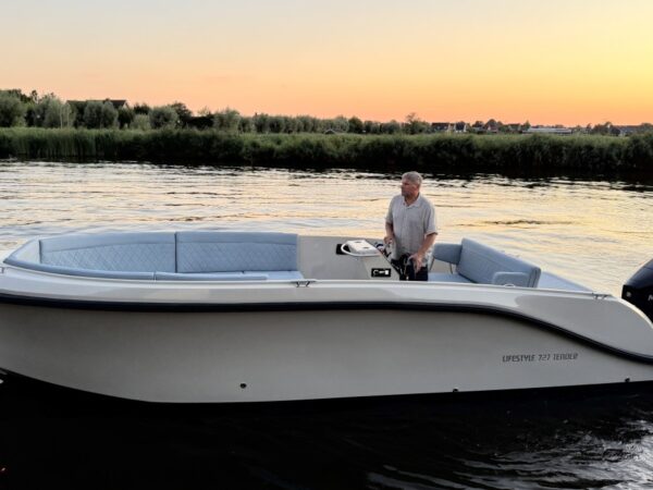Lifestyle 727 Tender, boot varend bij zonsondergang