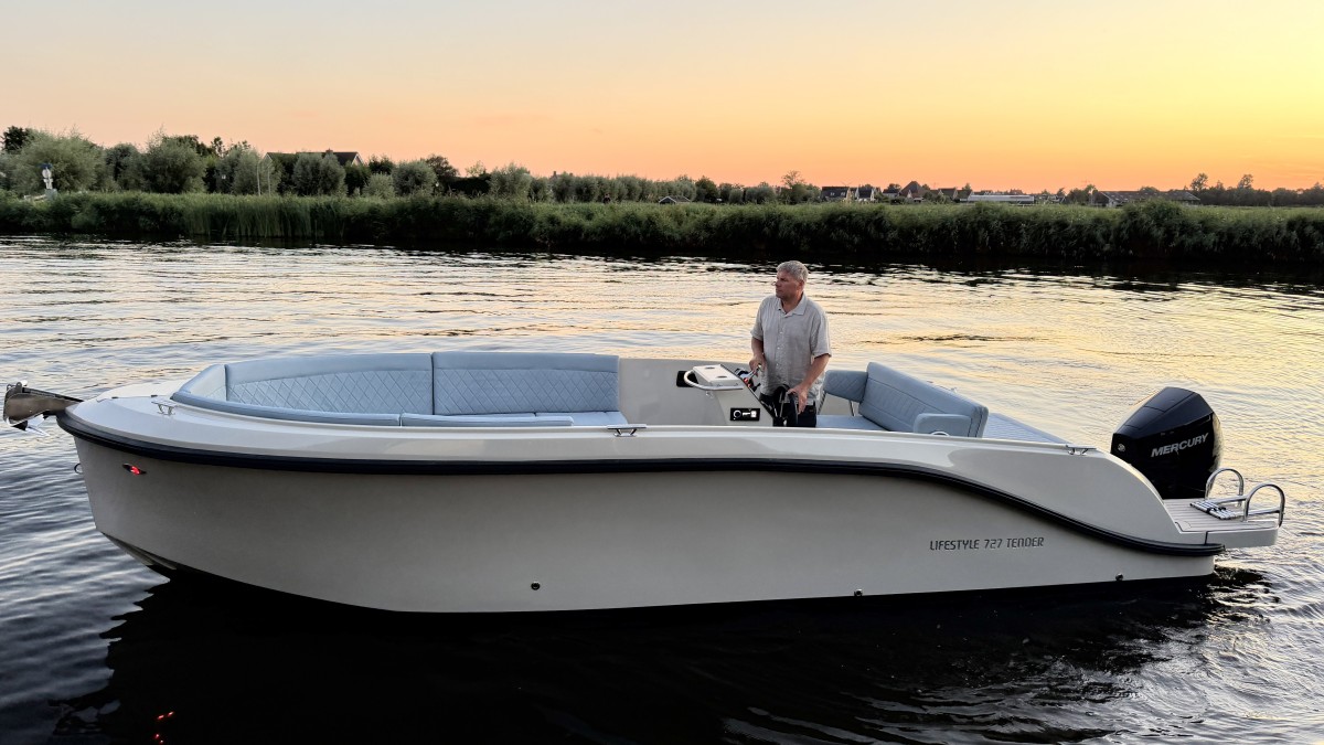 Lifestyle 727 Tender, boot varend bij zonsondergang