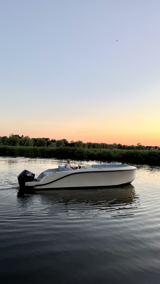 Lifestyle 727 Tender, boot varend bij zonsondergang