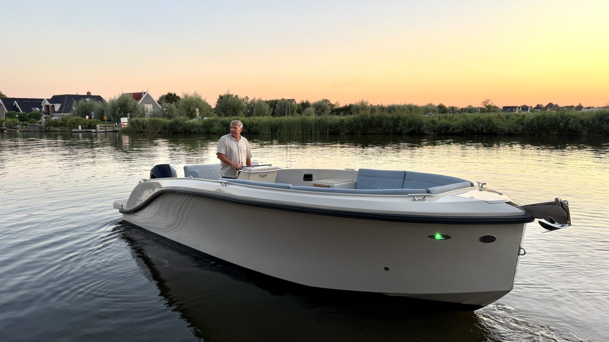 Lifestyle 727 Tender, boot varend bij zonsondergang