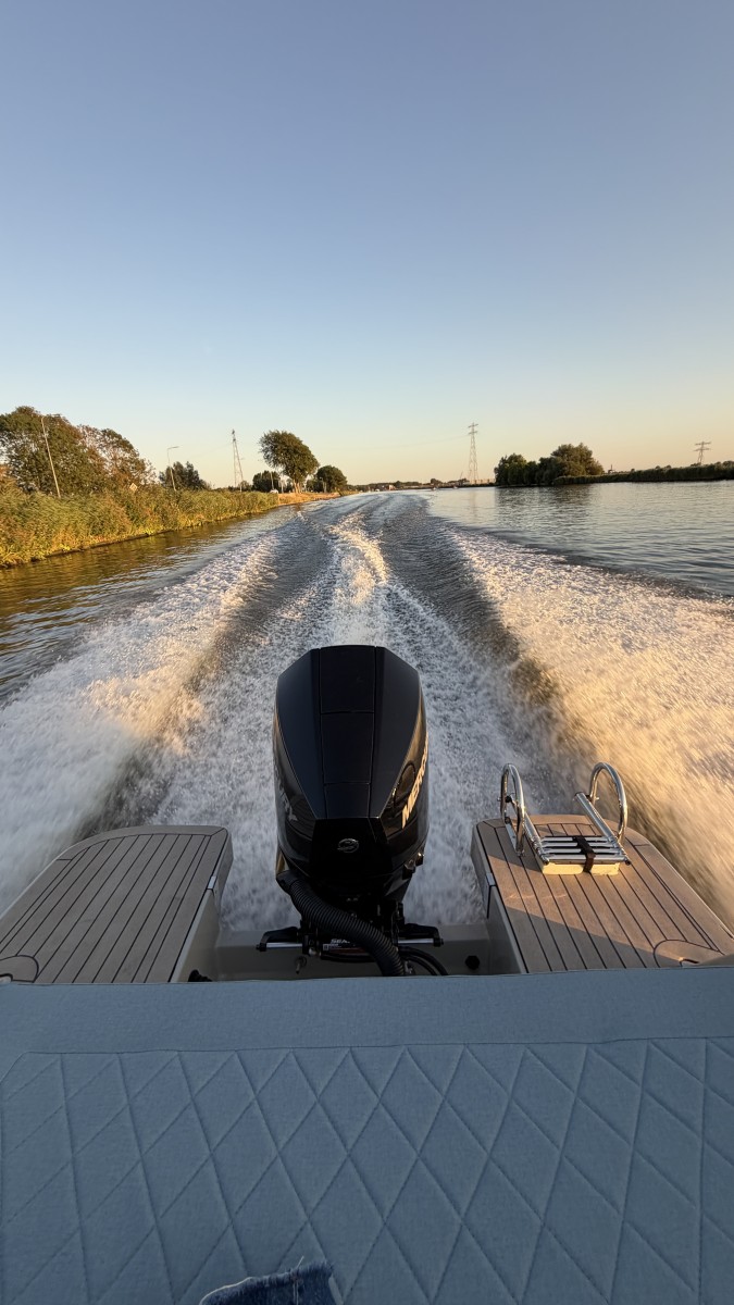 Lifestyle 727 Tender, boot varend met kielzog