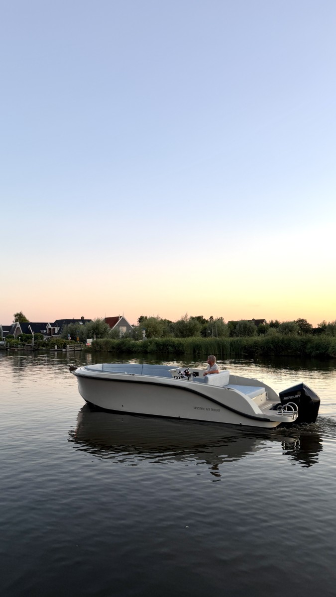 Lifestyle 727 Tender, boot varend op water