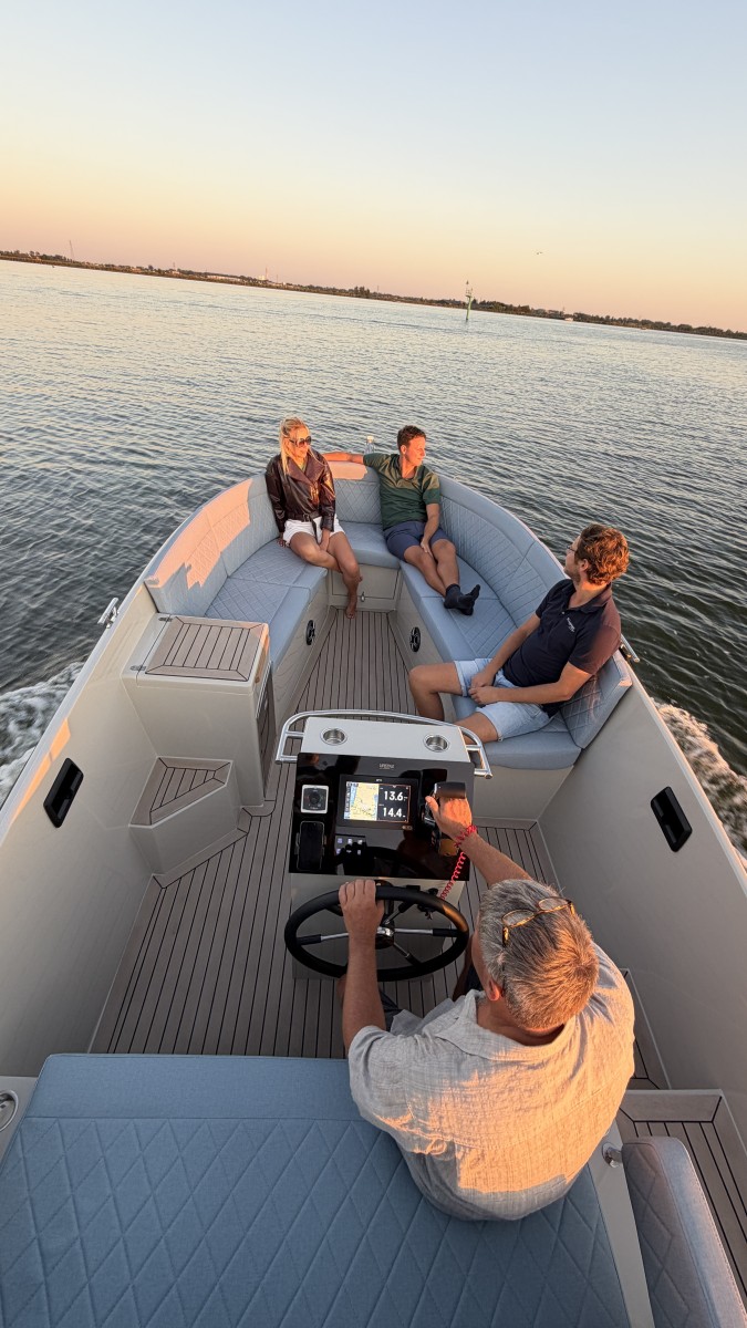 Lifestyle 727 Tender, mensen ontspannen op boot