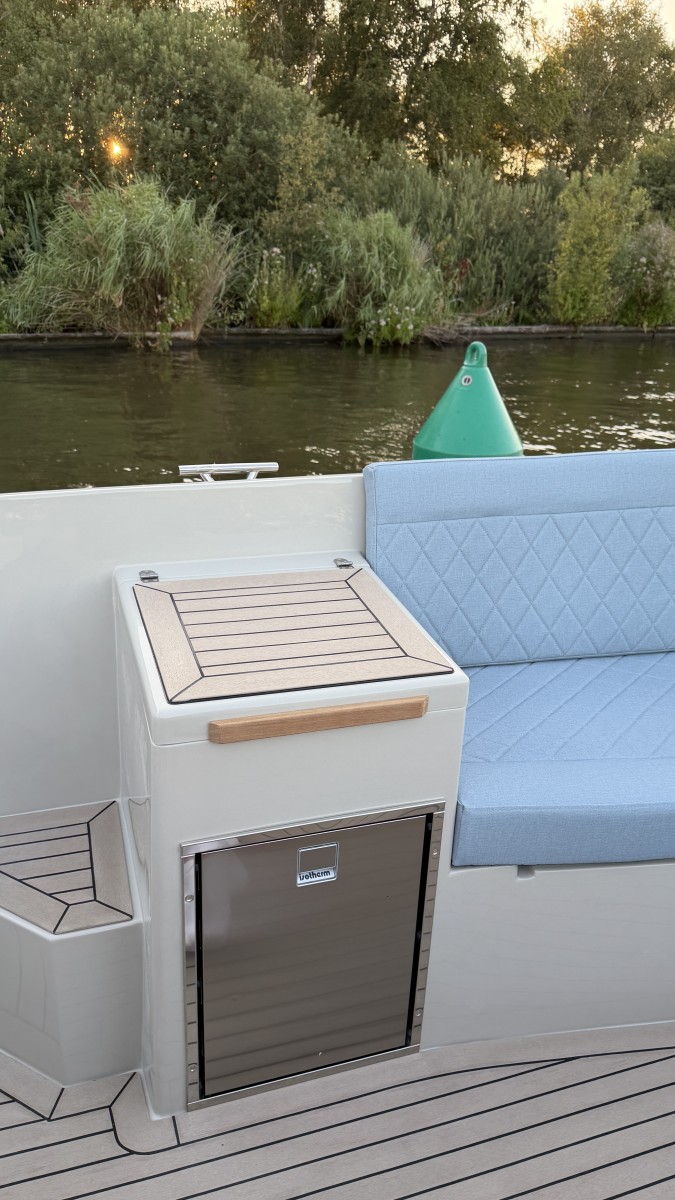 Lifestyle 727 Tender, zitbank met koelkast aan boord