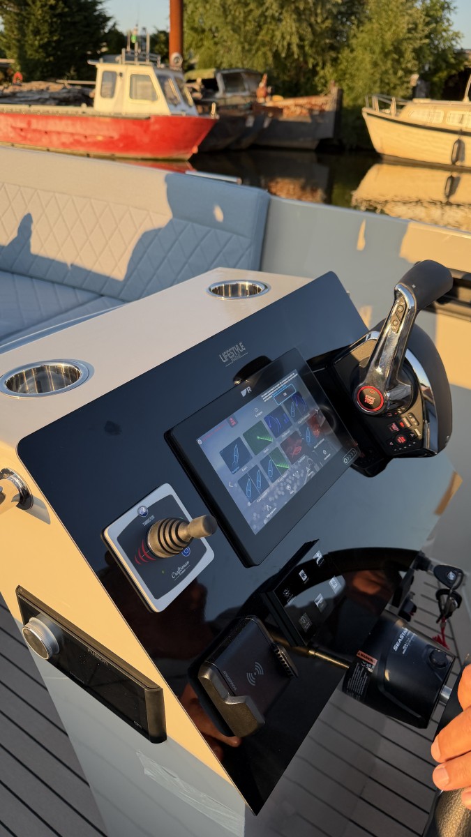 Lifestyle 727 Tender, stuurconsole met touchscreen en joystick