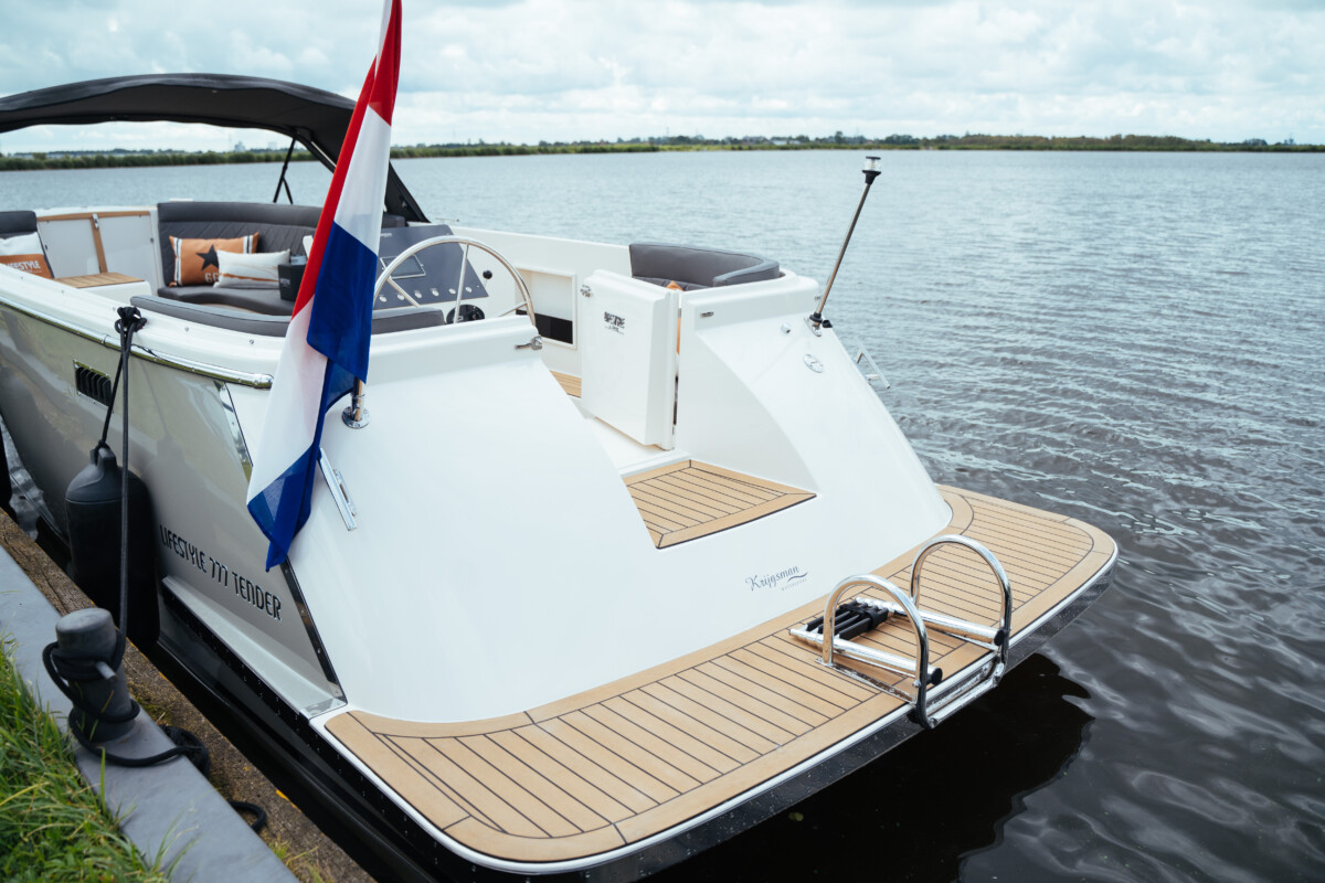 Lifestyle 777 Tender, achterdek boot met nederlandse vlag