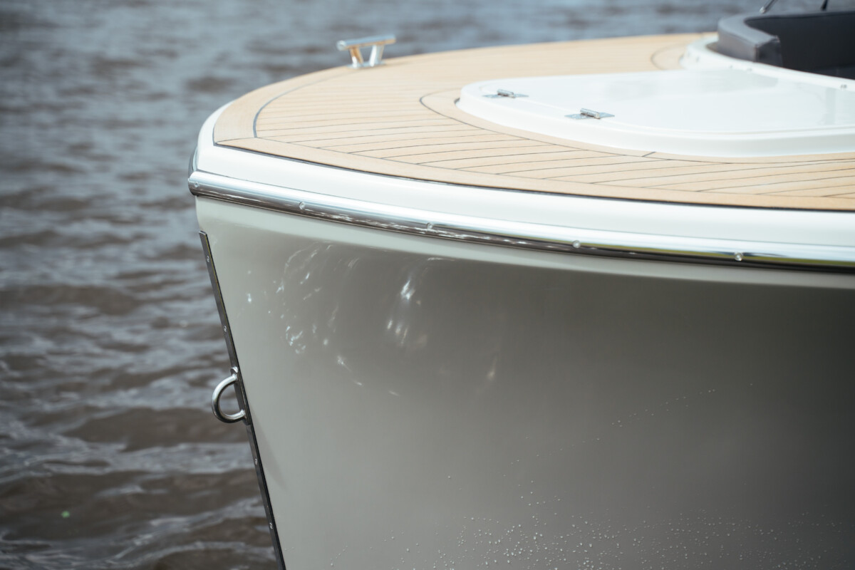 Lifestyle 777 Tender, boeg van boot met teakhouten dek