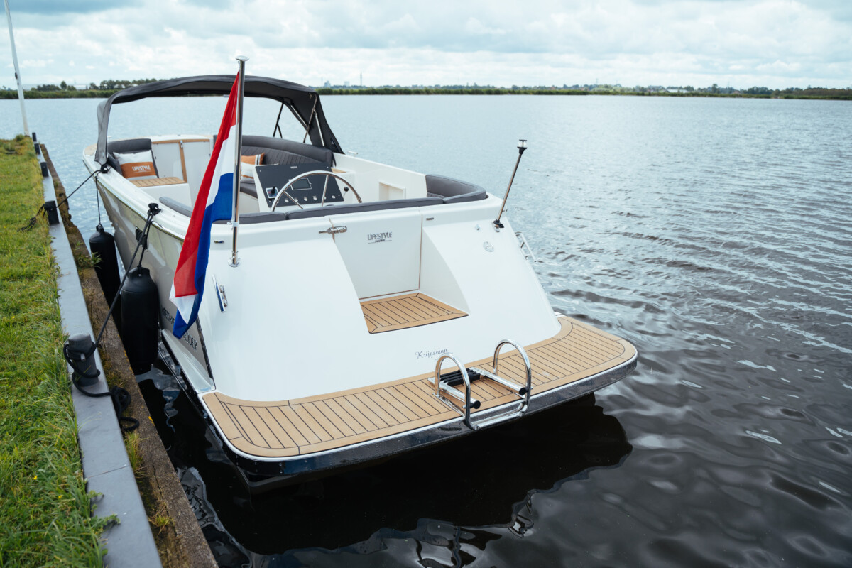 Lifestyle 777 Tender, boot afgemeerd aan kade