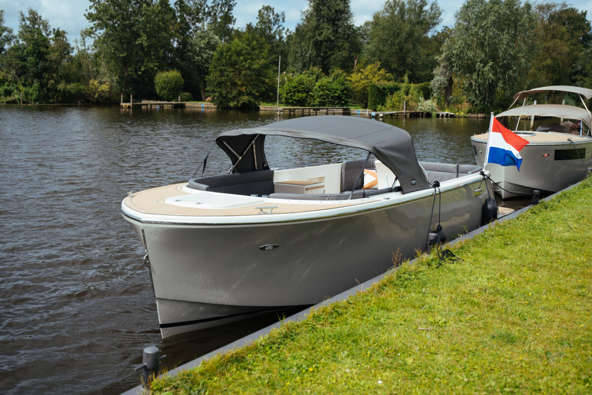 Lifestyle 777 Tender, boot afgemeerd bij oever