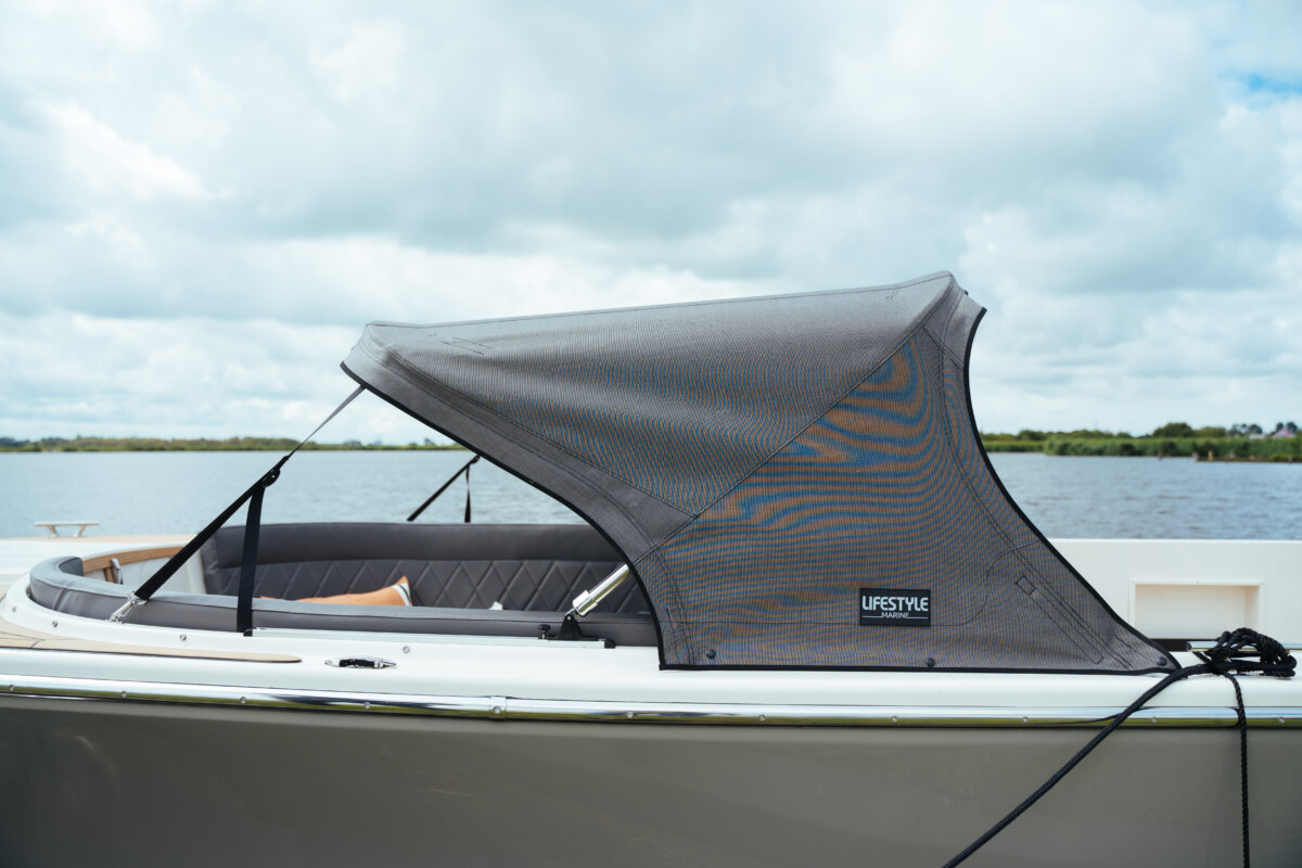 Lifestyle 777 Tender, boot met zonnedak op water