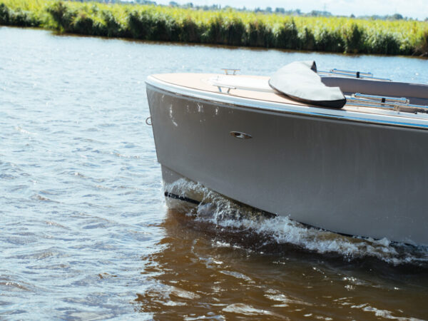 Lifestyle 777 Tender, boot vaart door water