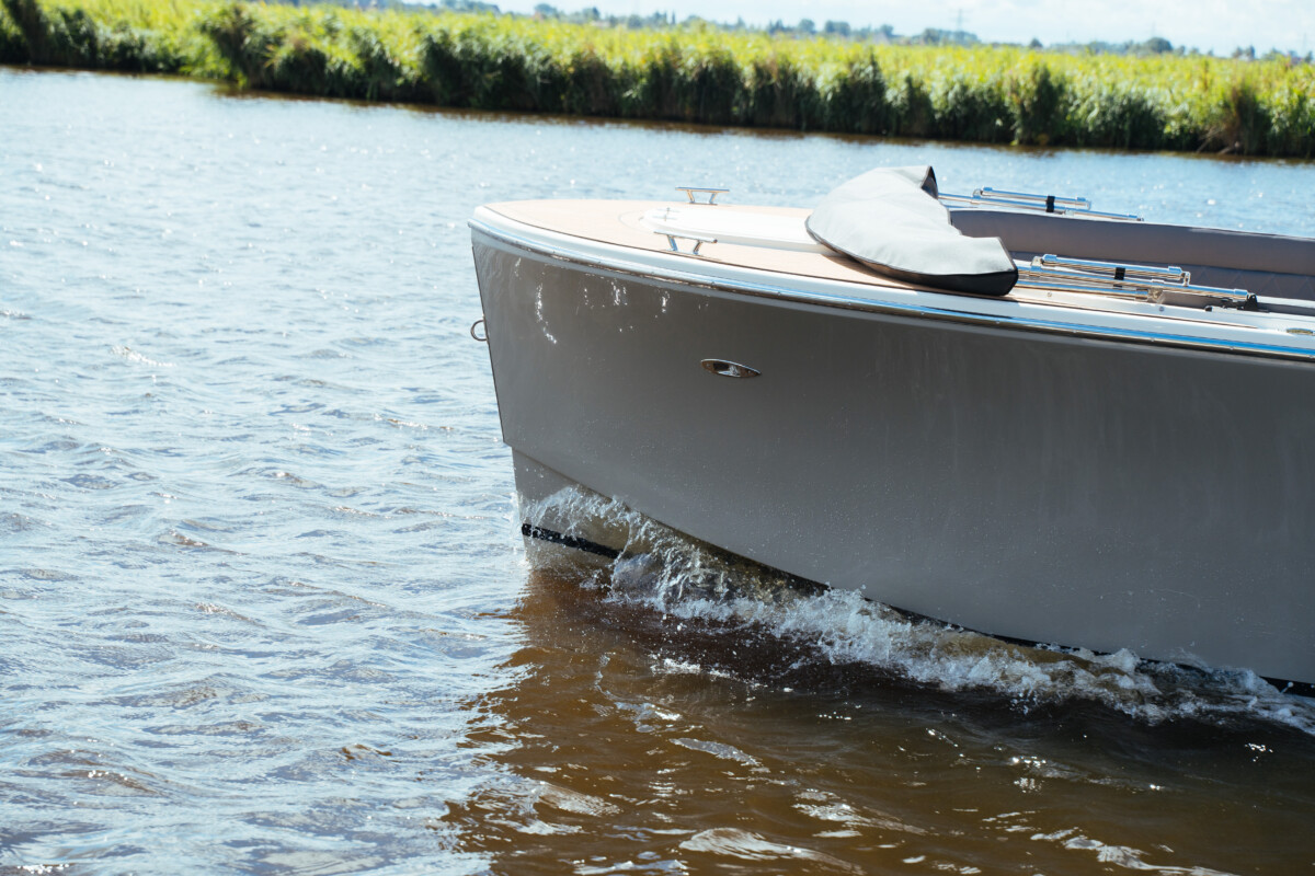 Lifestyle 777 Tender, boot vaart door water