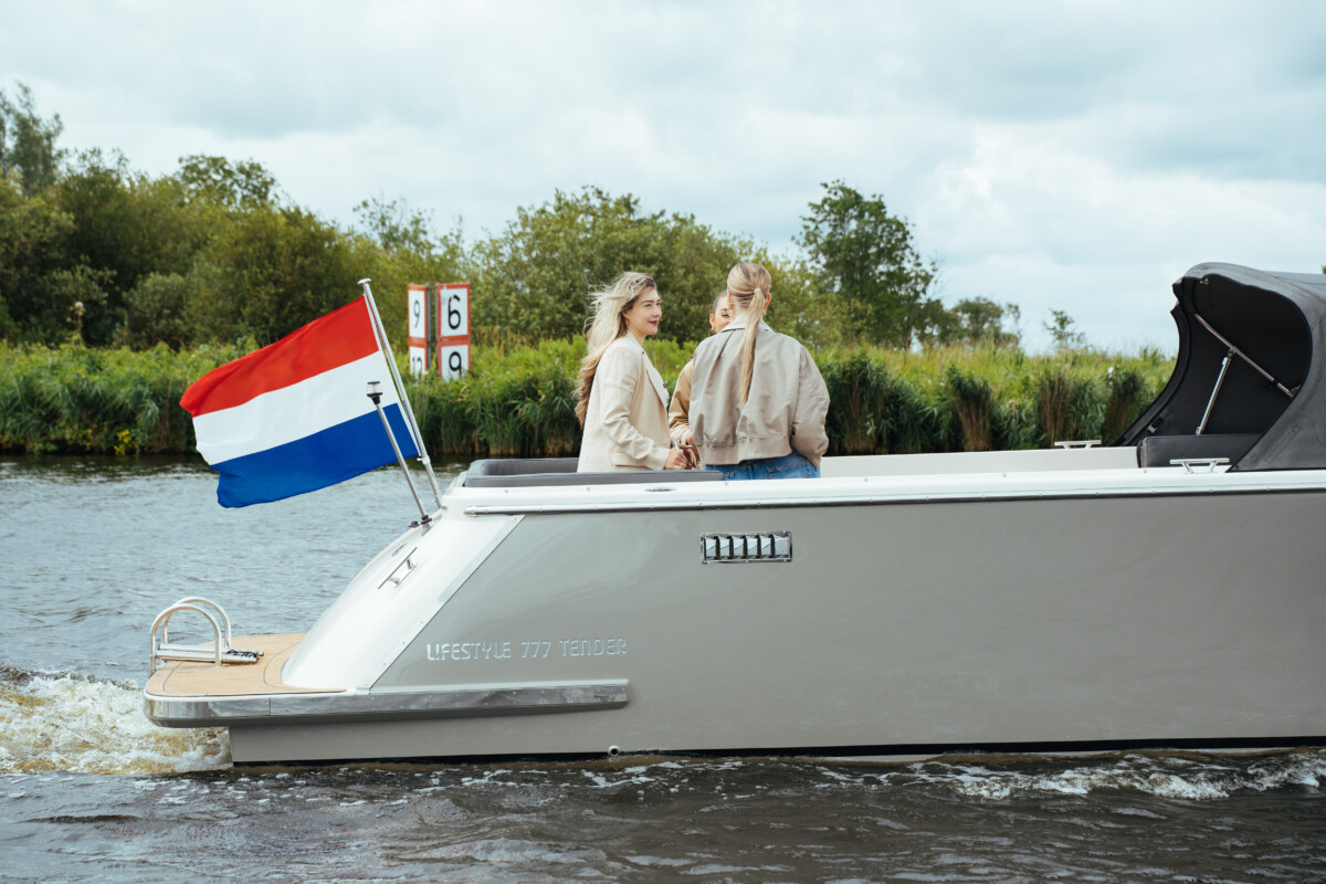 Lifestyle 777 Tender, boot varend met vrouwen aan boord