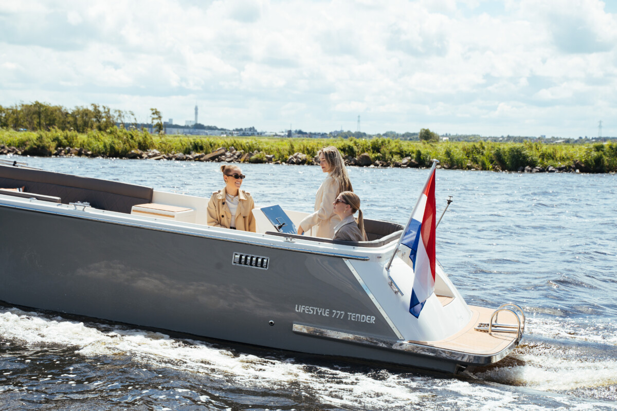 Lifestyle 777 Tender, boot varend op rivier