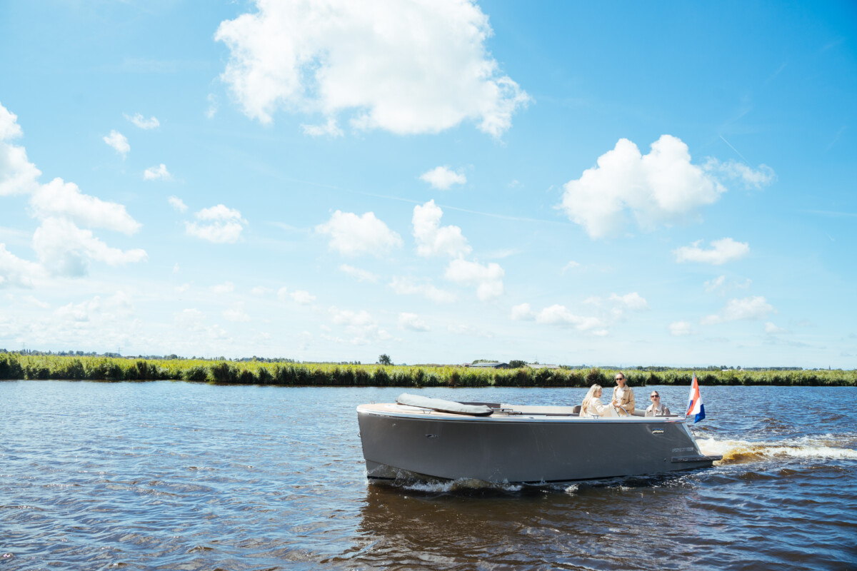 Lifestyle 777 Tender, boot varend op rivier