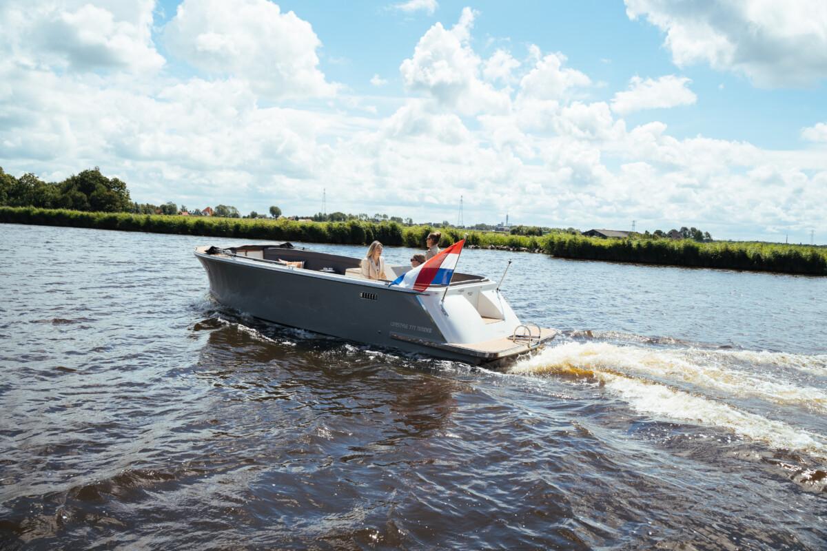 Lifestyle 777 Tender, boot varend op rivier