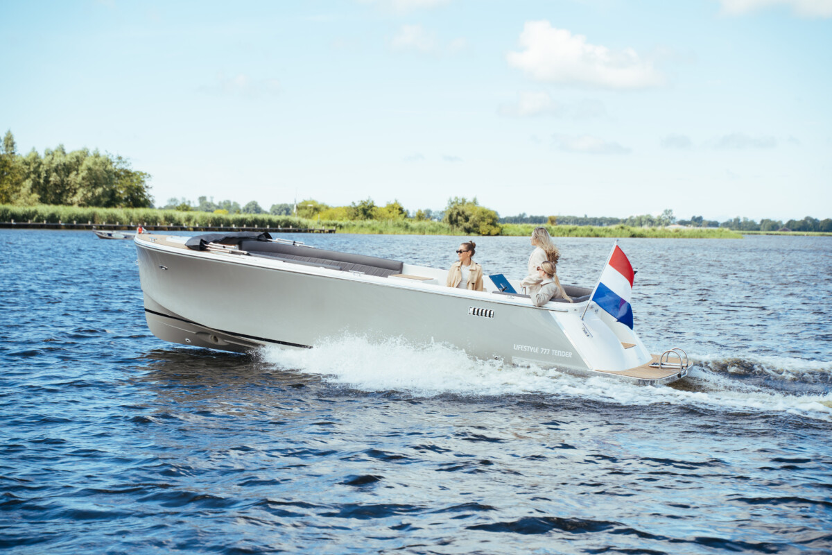 Lifestyle 777 Tender, boot varend op water
