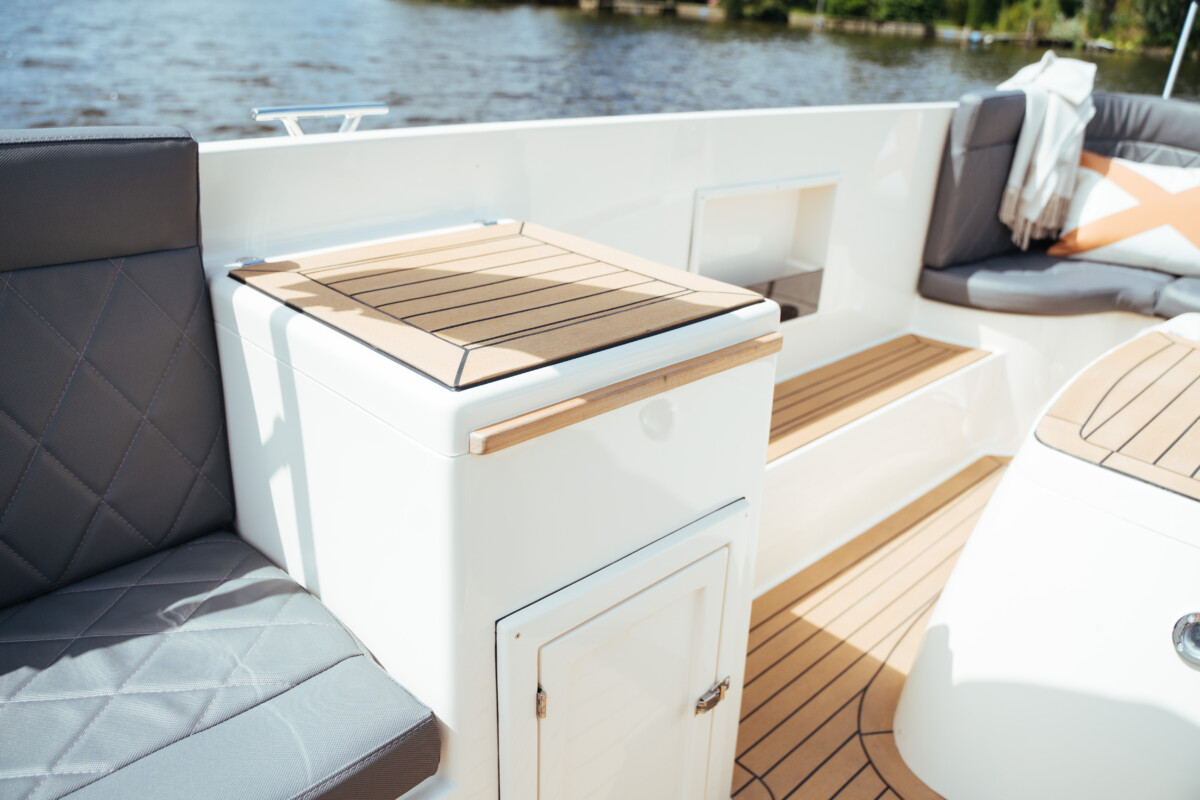 Lifestyle 777 Tender, dek met opbergkist en zitbanken