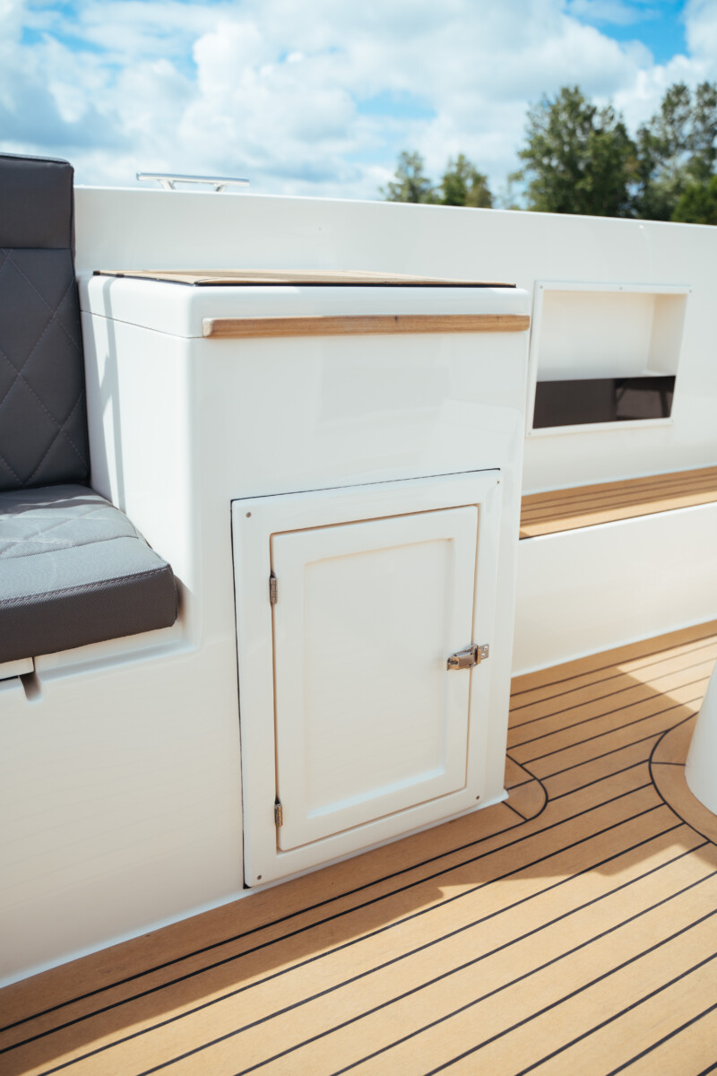 Lifestyle 777 Tender, kastje met bank op dek