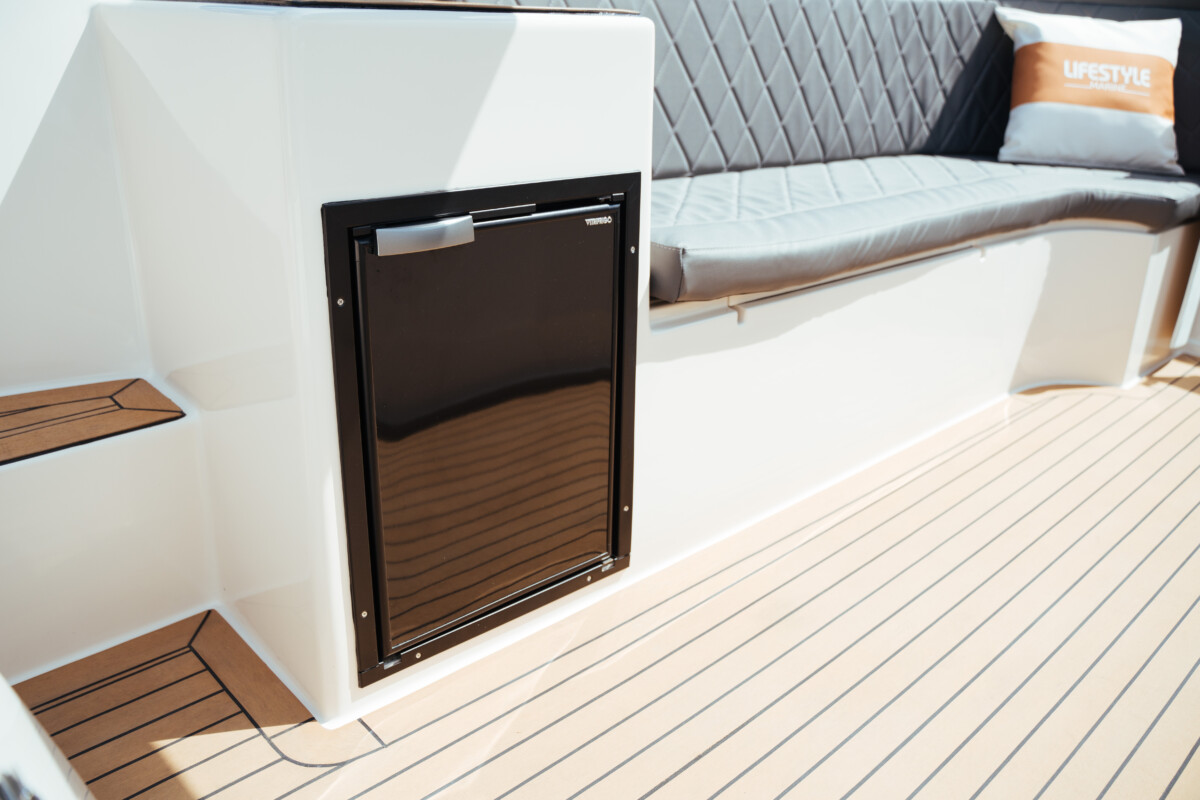 Lifestyle 777 Tender, koelkast op dek met zitbank