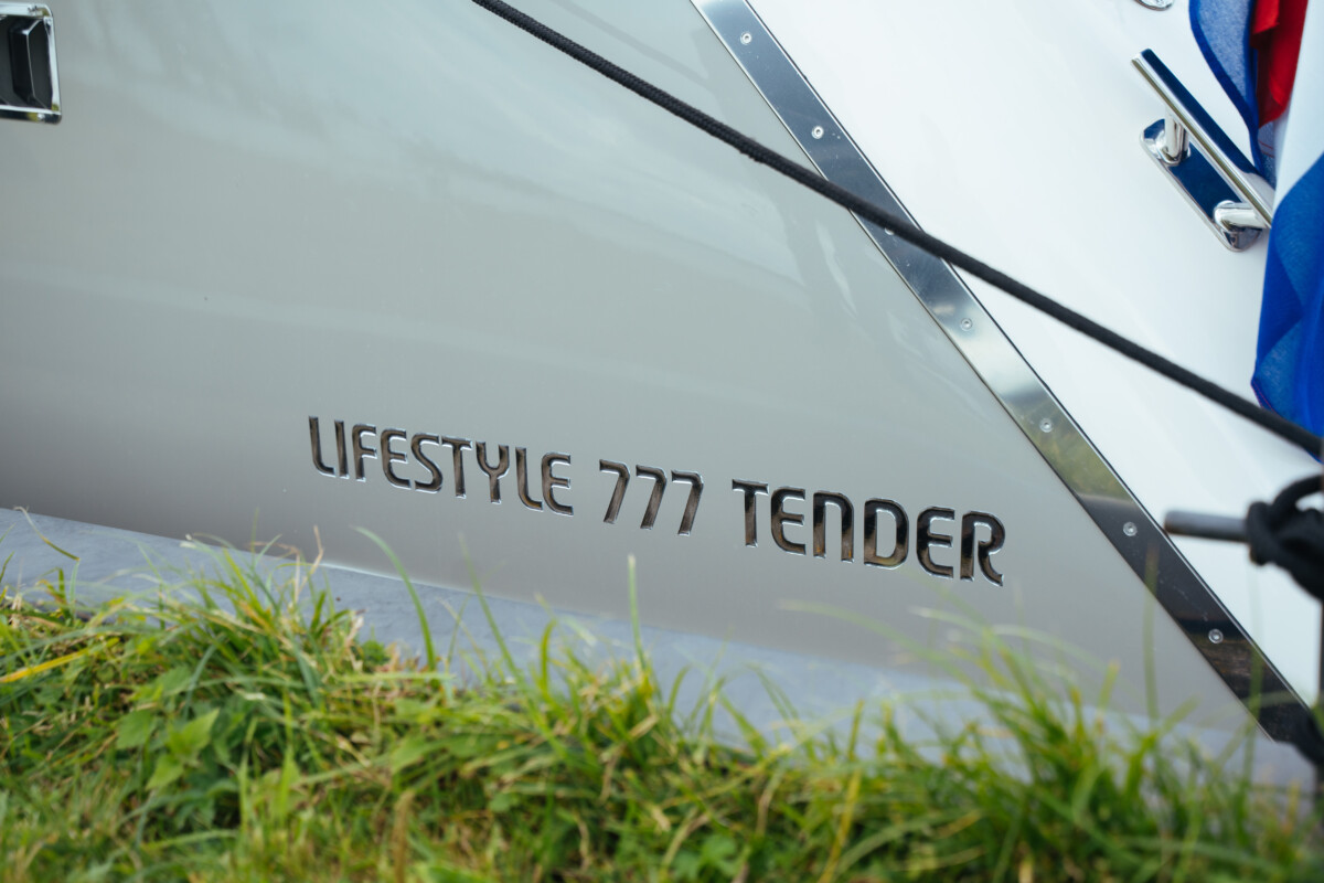 Lifestyle 777 Tender, naam op scheepsromp close-up
