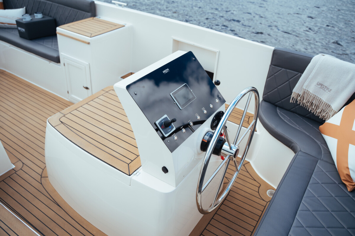 Lifestyle 777 Tender, stuurstand met stuurwiel dashboard