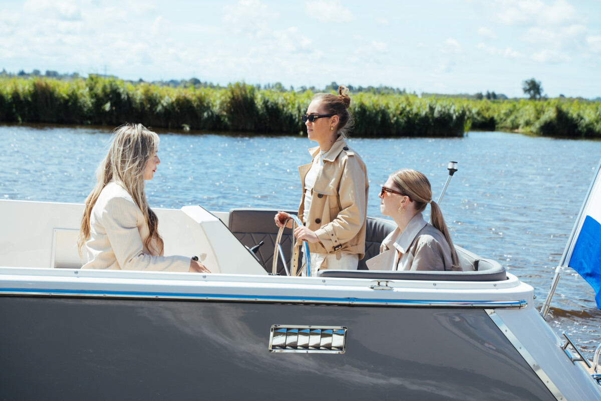 Lifestyle 777 Tender, vrouwen varen op rivier