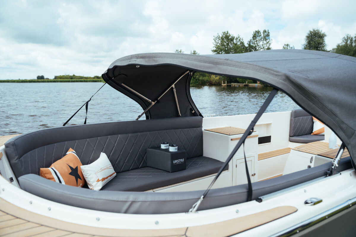 Lifestyle 777 Tender, zitbank met kussens op boot