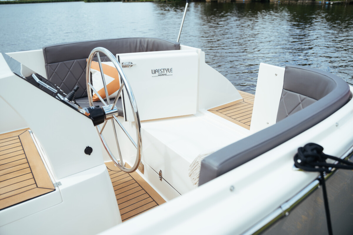 Lifestyle 777 Tender, stuurstand met stuurwiel en zitbank